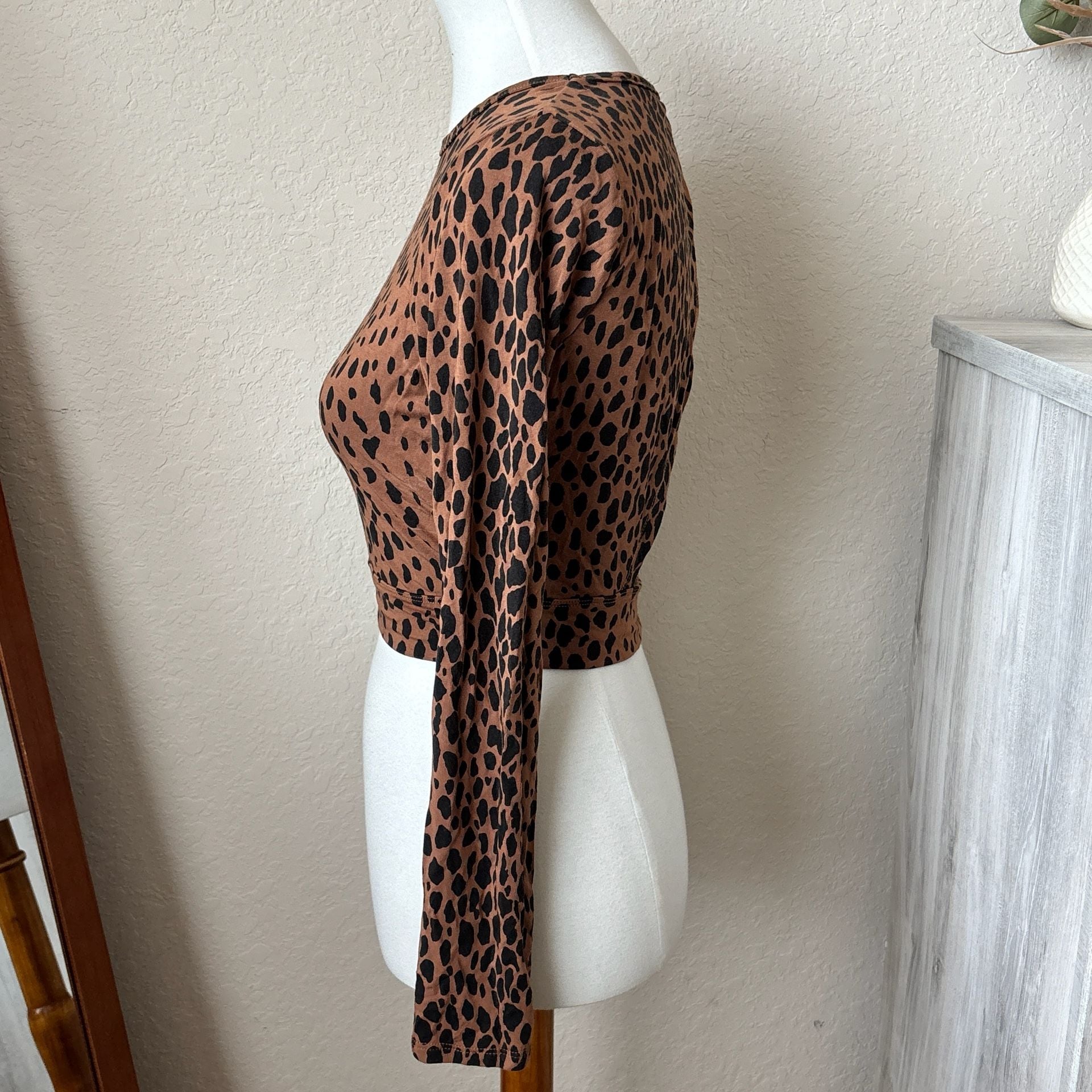 Good American Animal Leopard Print Crop Top Open Back Long Sleeve Size Small 5