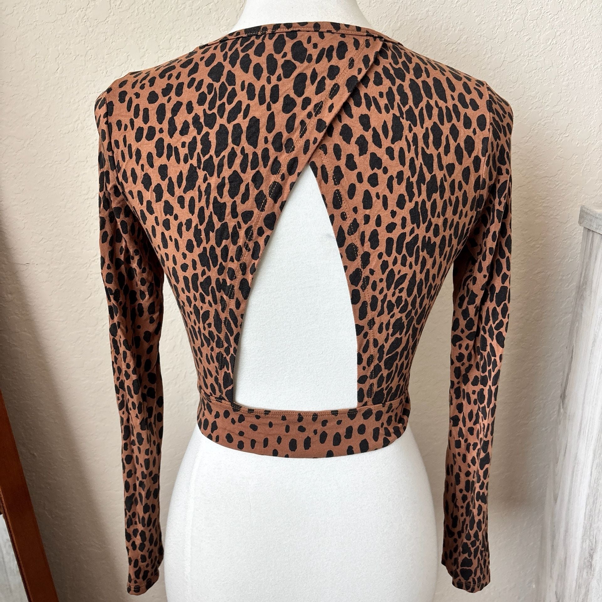 Good American Animal Leopard Print Crop Top Open Back Long Sleeve Size Small 6