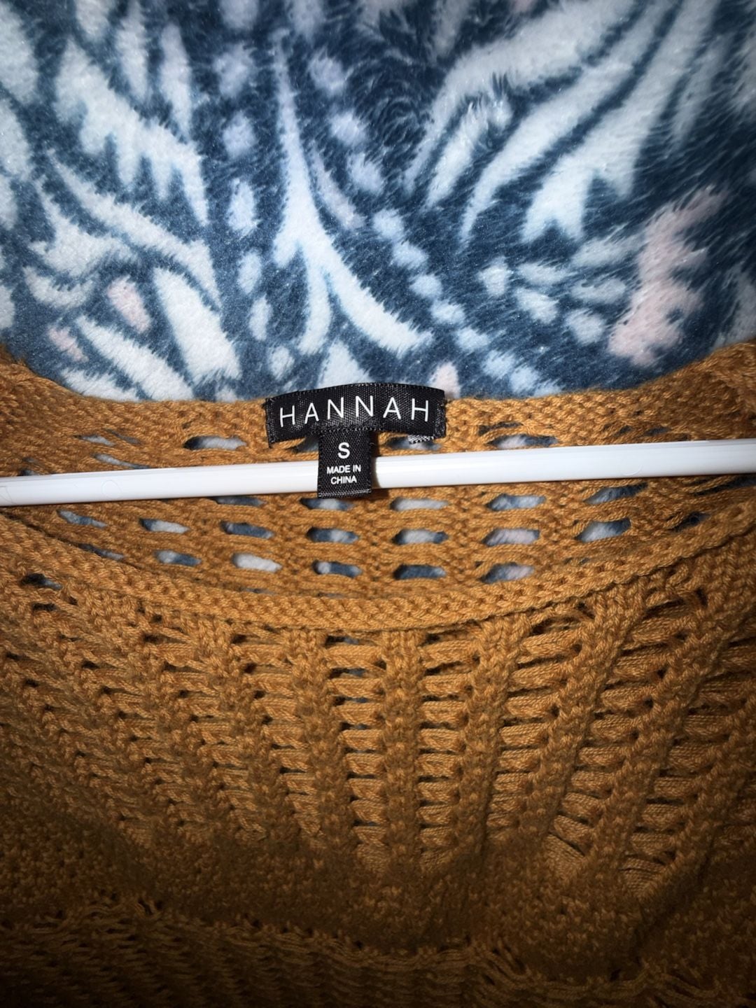 STAND OUT IN THE CROWD SWEATER, 3