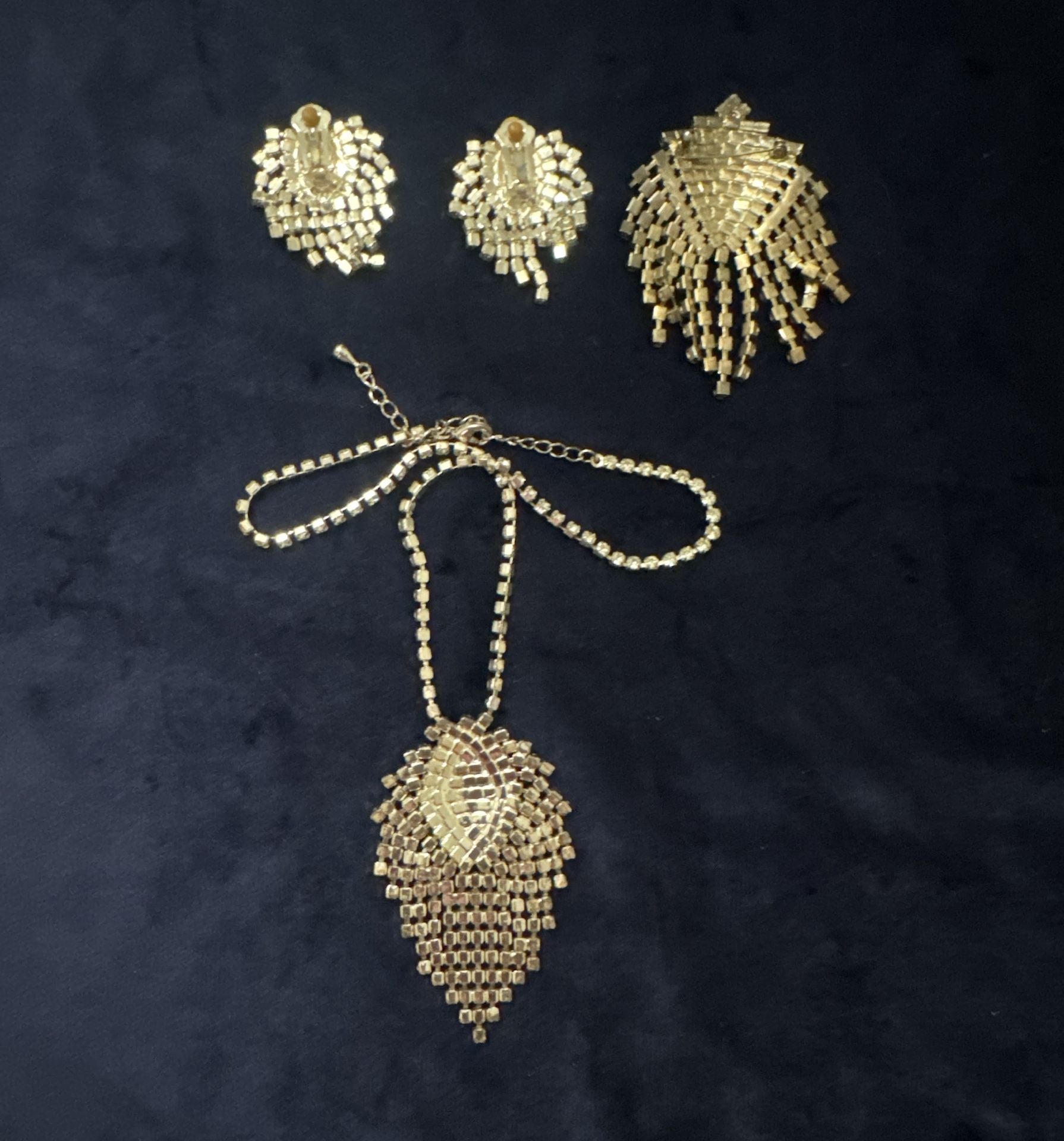 Vintage Rhinestone Fringe Brooch , Matching clip earrings @ Necklace
Hollywood Regency, pageant, and bridal 🫶🏻
2