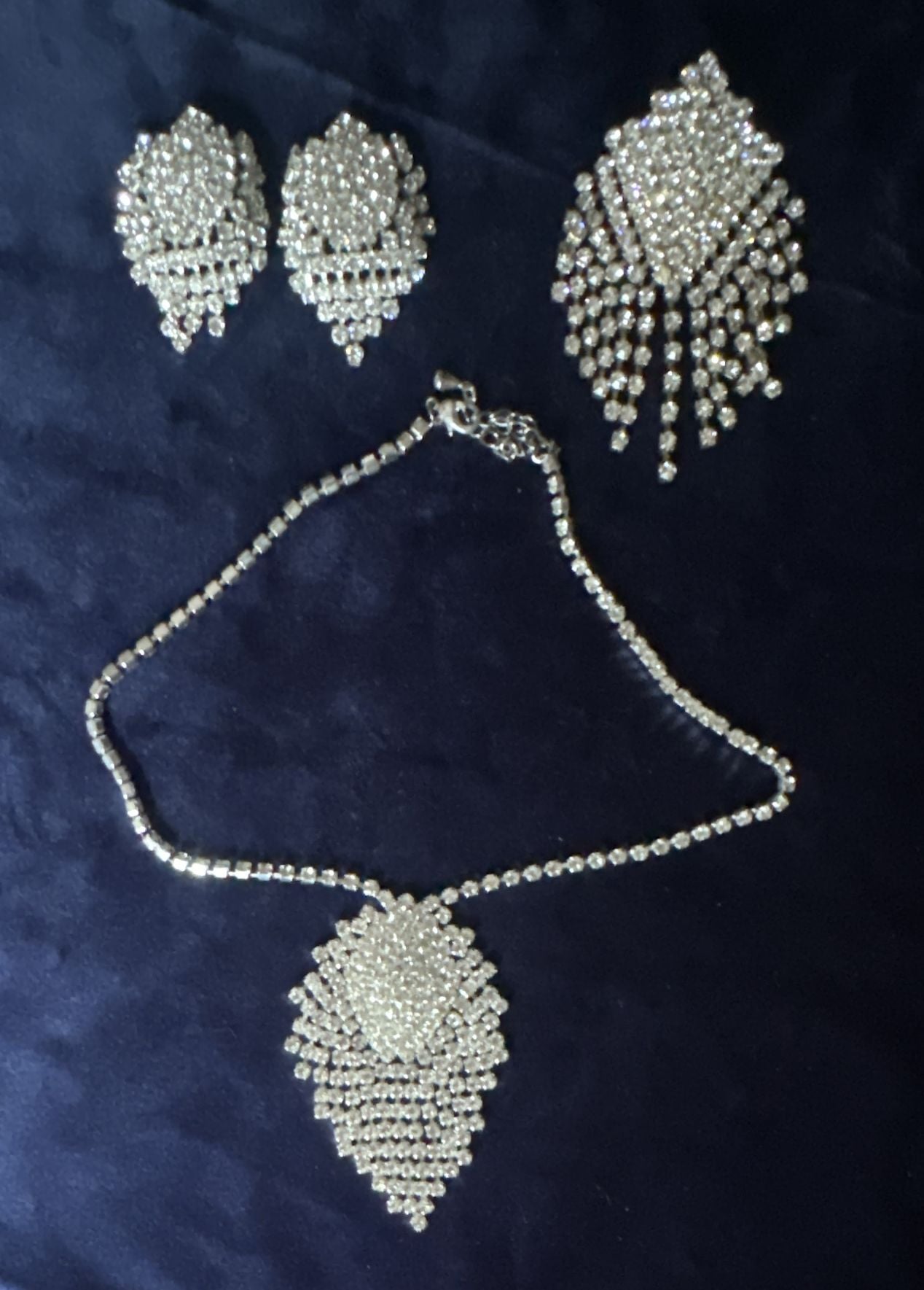 Vintage Rhinestone Fringe Brooch , Matching clip earrings @ Necklace
Hollywood Regency, pageant, and bridal 🫶🏻
3