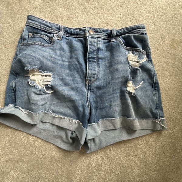 Hollister Curvy Ultra High-Rise Mom Short 15 W32 Blue Distressed Denim