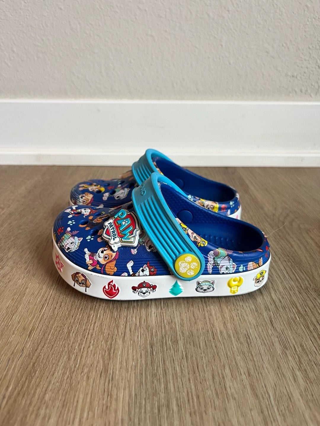 Crocs,Toddler Paw Patrol Clogs, Jibbetz, All Over Print, Blue/Multi, Slip Ons,6C 4