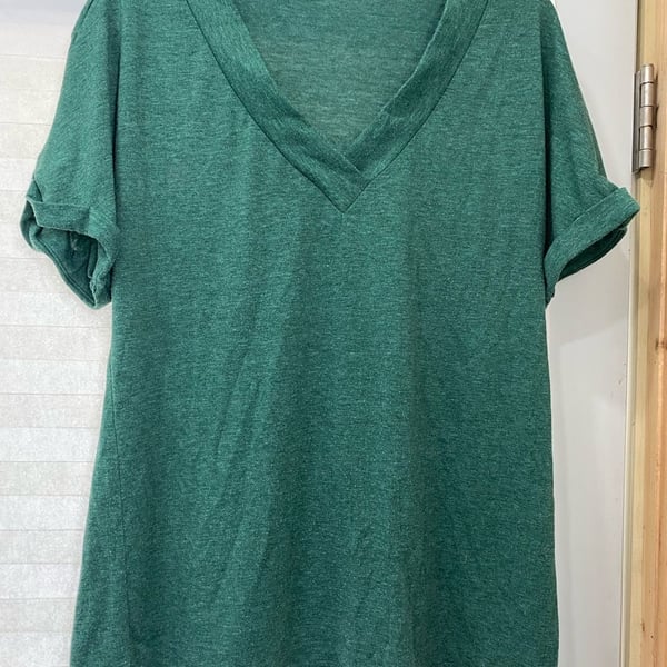 Attraco V-Neck T-Shirt Size Large Dark Green Rolled Cuff Casual Top