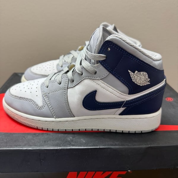 Jordan 1 Mid GS Wolf Grey Midnight Navy 