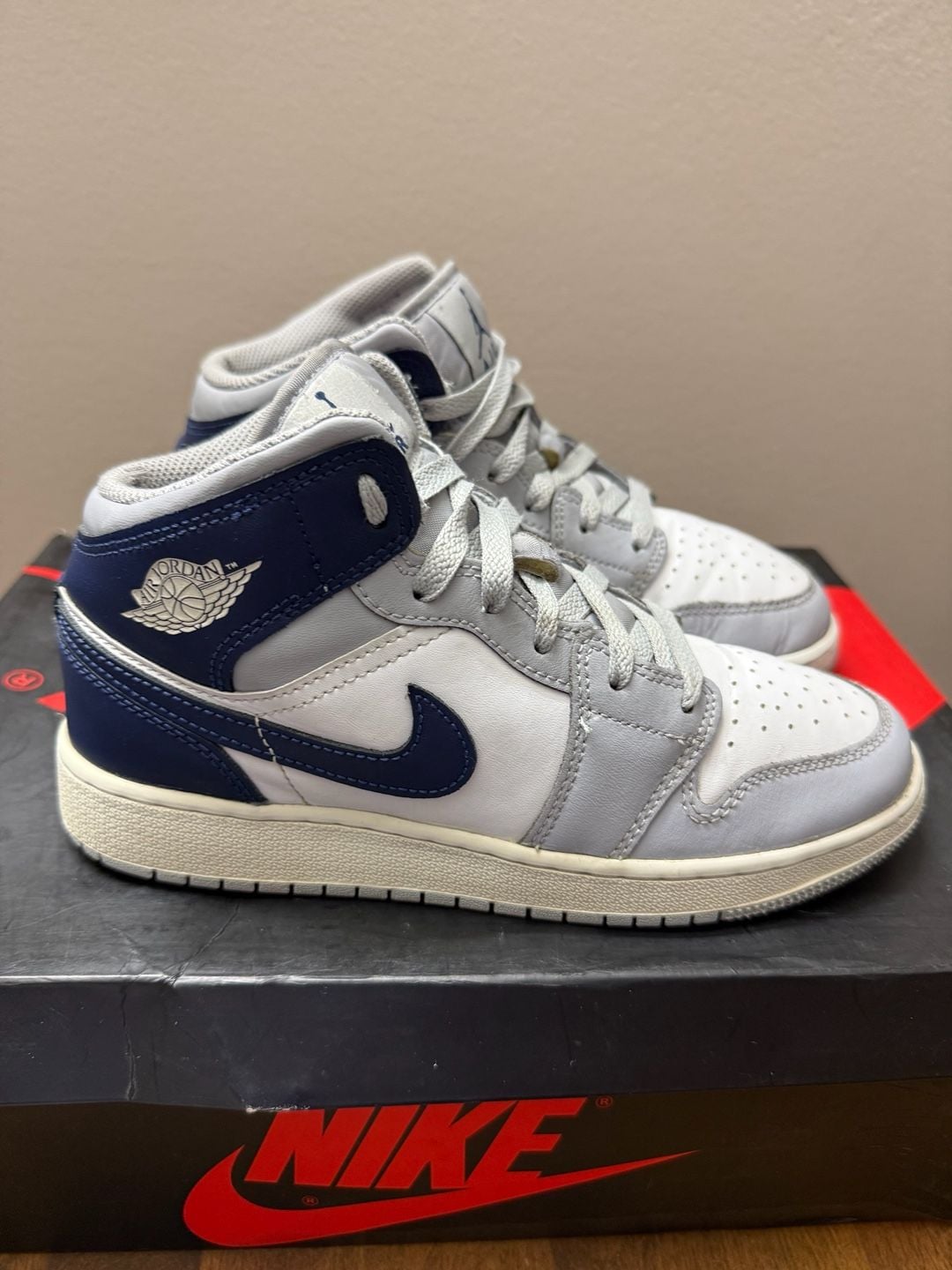 Jordan 1 Mid GS Wolf Grey Midnight Navy 4