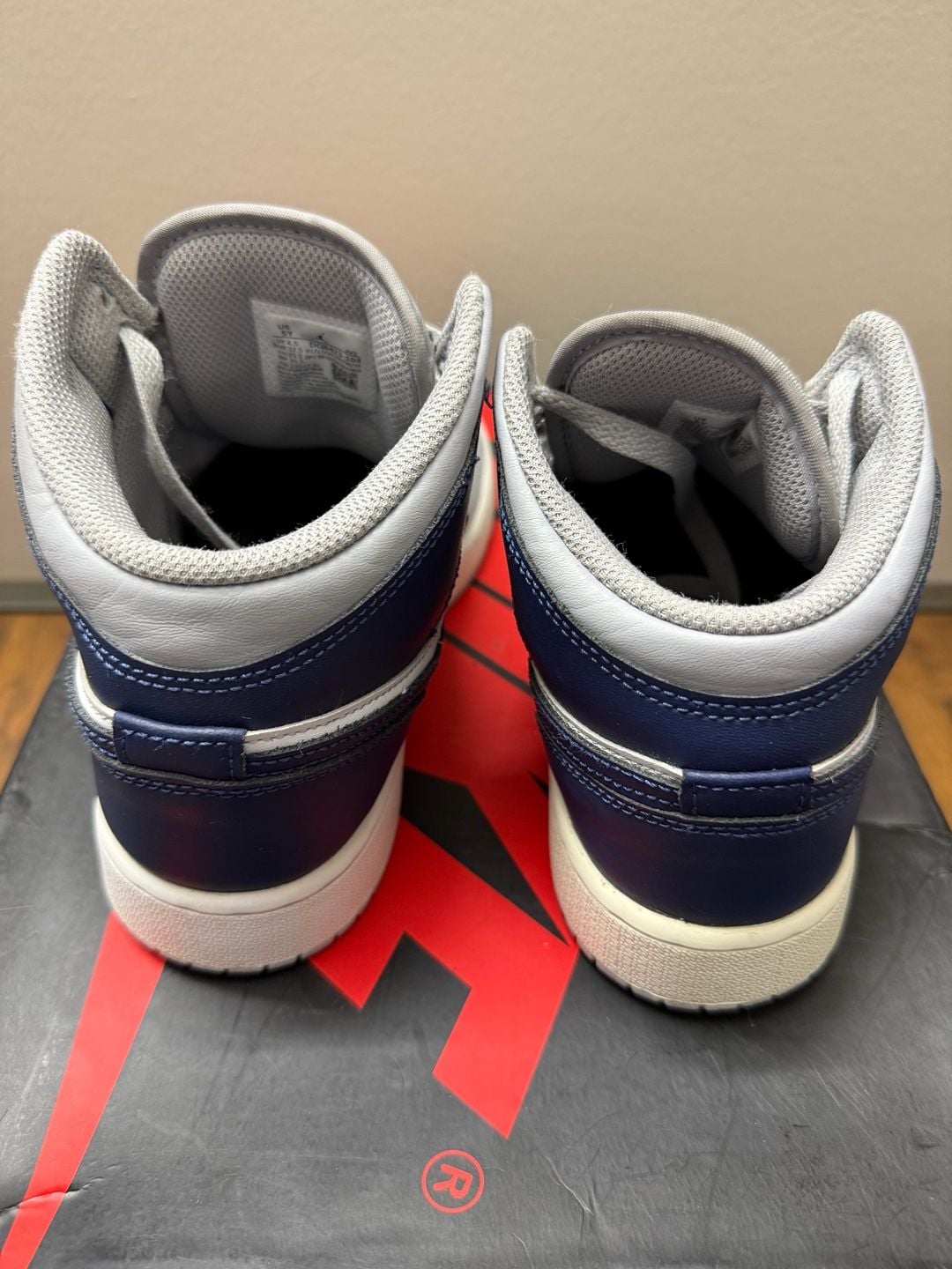 Jordan 1 Mid GS Wolf Grey Midnight Navy 5
