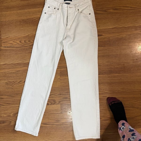 White areo jeans
