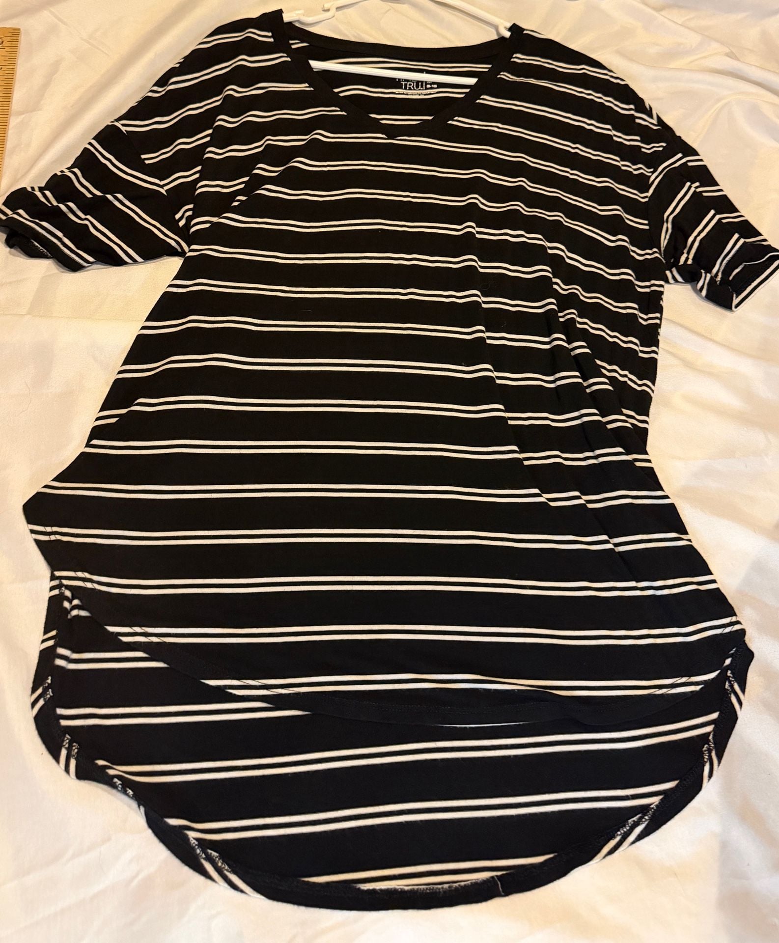 Time And Tru Striped V-Neck T-Shirt Size M (8-10) Black White Short Sleeve 3