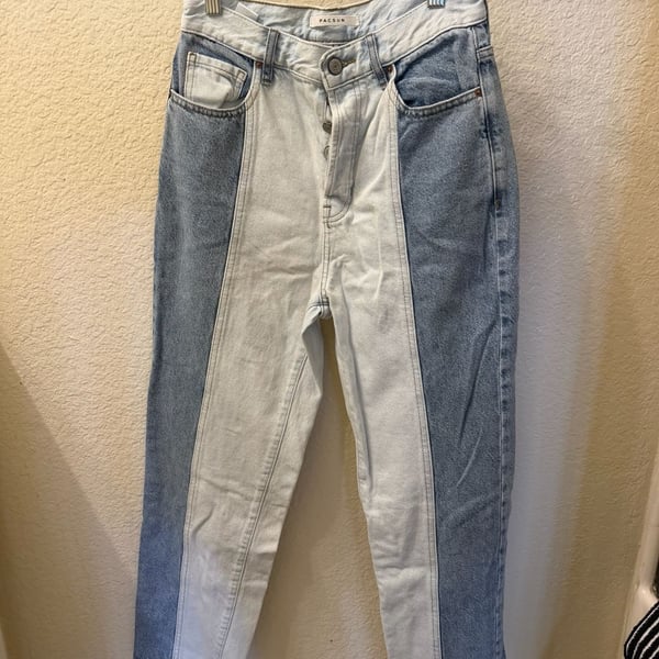 PacSun Two Tone High Rise Straight Cut Jeans Size 26 Light Wash Denim