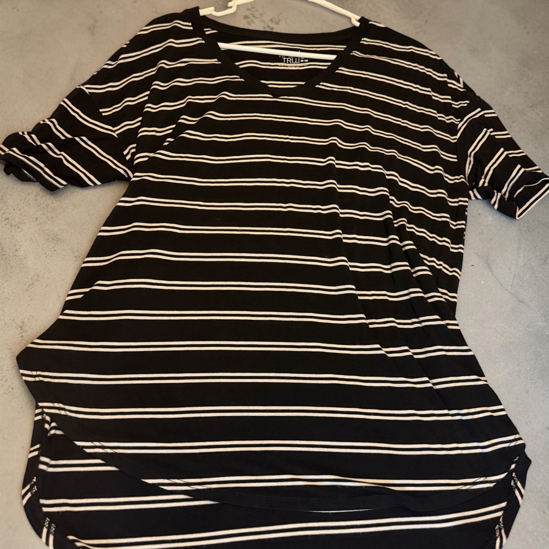 Time And Tru Striped V-Neck T-Shirt Size M (8-10) Black White Short Sleeve 13