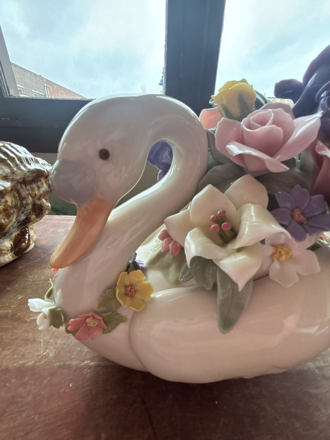 Capodimonte Porcelain Swan Figurine Centerpiece With Flowers 7
