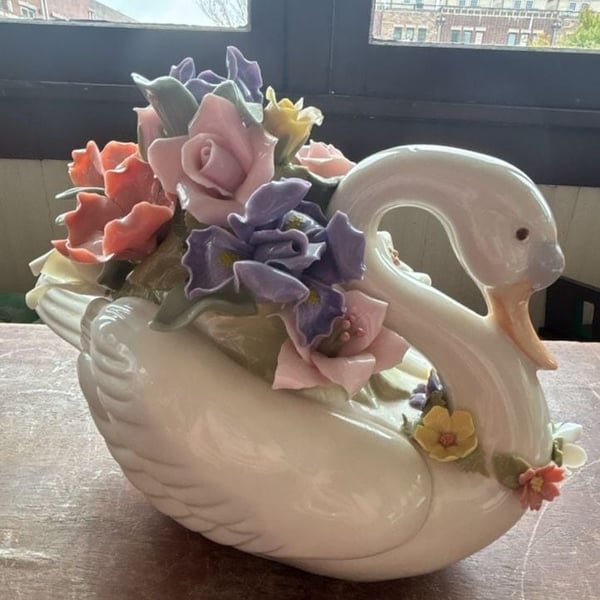 Capodimonte Porcelain Swan Figurine Centerpiece With Flowers