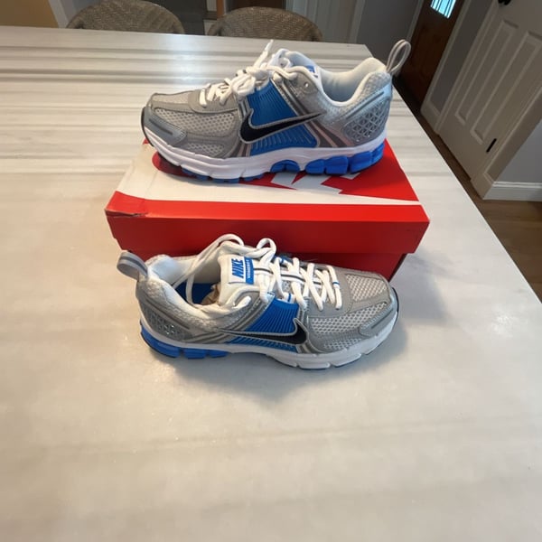 Nike Zoom Vomero 5 Size 5.5 Metallic Silver Photo Blue youth
