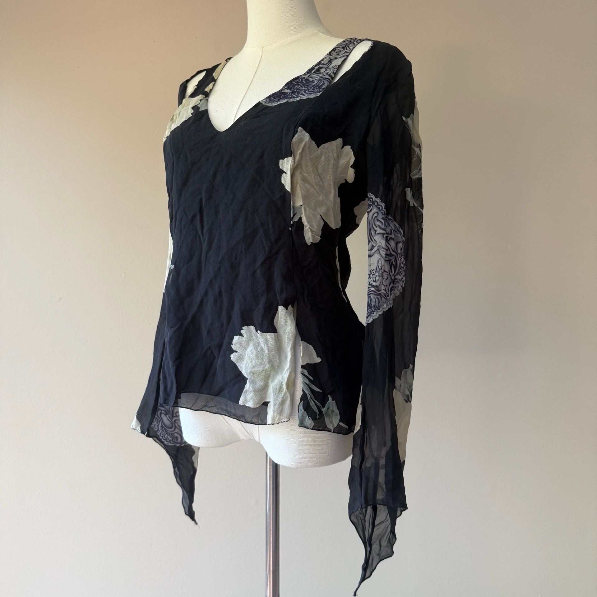 Floral Silk Chiffon V-Neck Flare Sleeve Top Black White 4