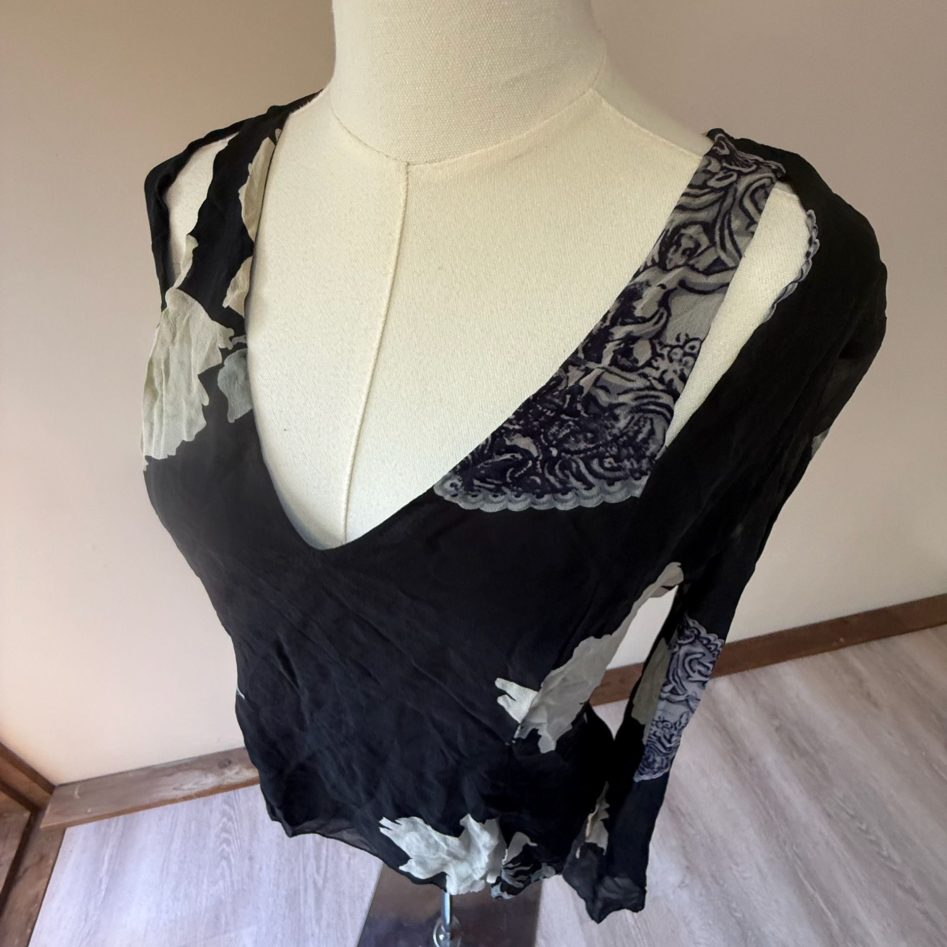 Floral Silk Chiffon V-Neck Flare Sleeve Top Black White 6