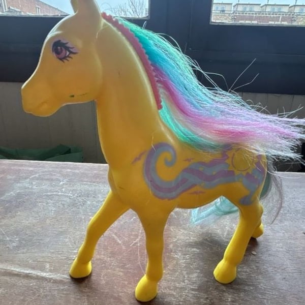 Hasbro Dream Beauties Morning Glory Yellow Horse Toy