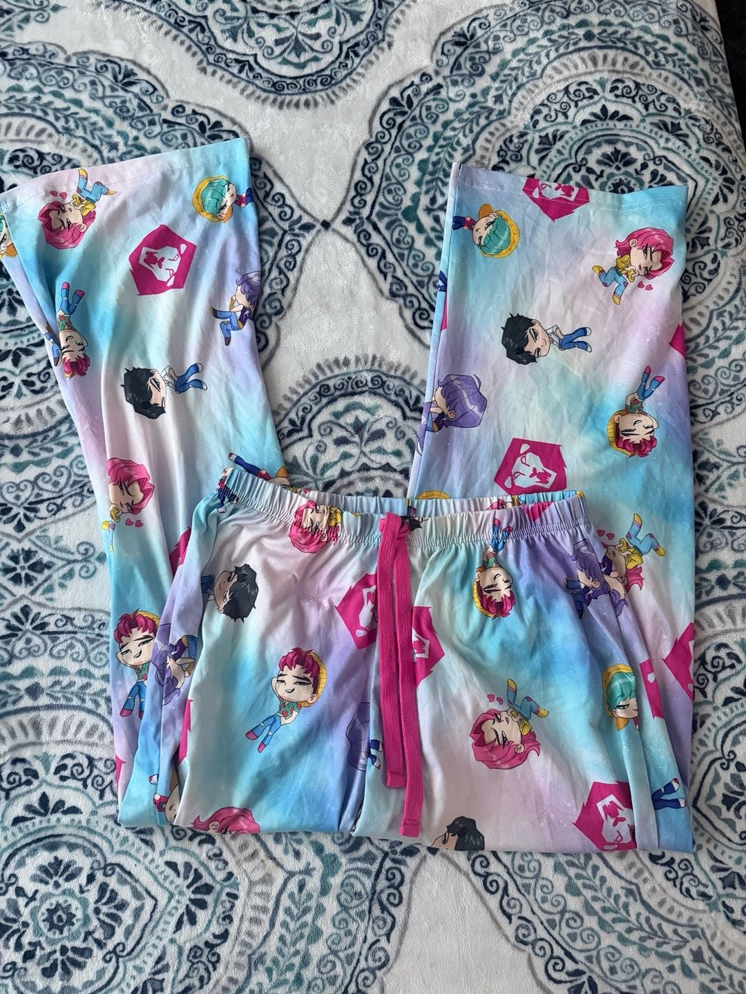 Netflix Kpop Demon Hunters Sleep Pants Size XL Tie Dye Chibi Print 4