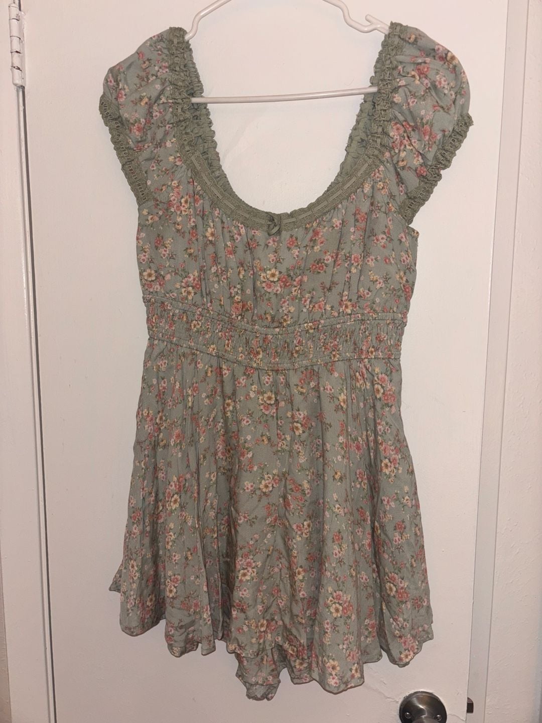 Altar'd State Floral Romper Size L Green Smocked Puff Sleeve 2