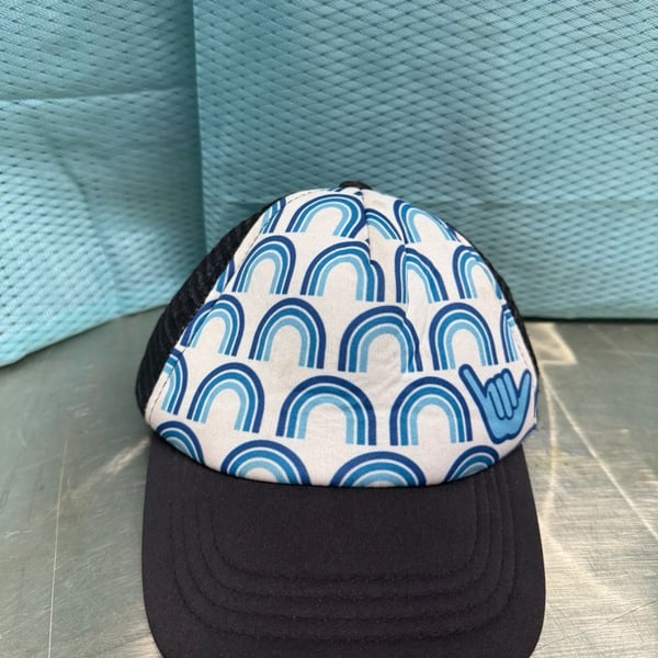 Happy Shirts Hawaii Trucker Hat Blue Rainbow Shaka