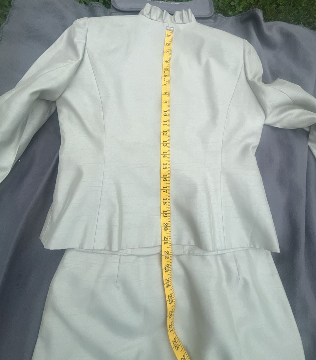 Tahari Arthur S. Levine Skirt Suit Size 10P Pistachio Green Ruffle Details 8
