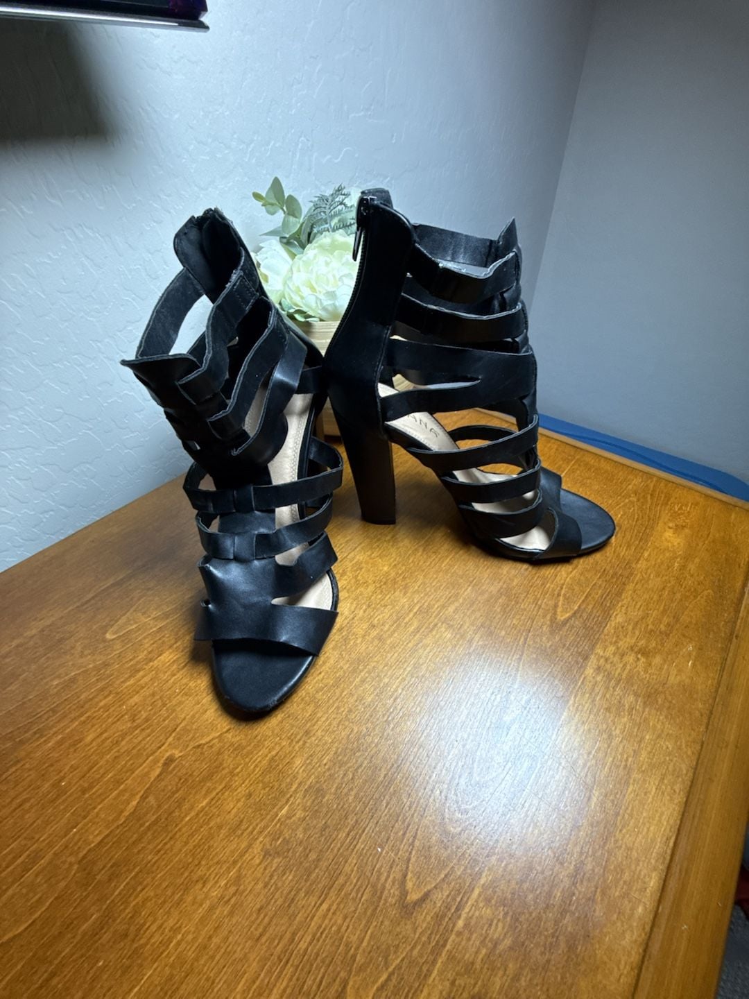 Liliana Black Strappy Block Heel Sandals Size 8 2