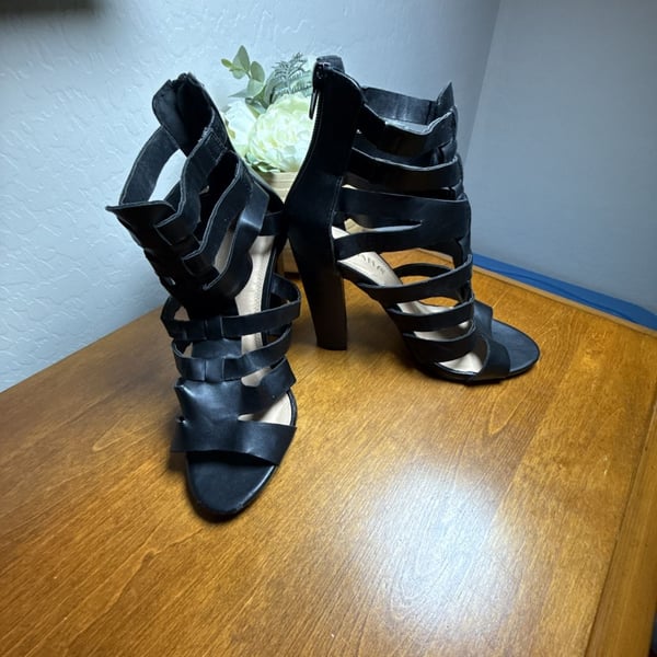 Liliana Black Strappy Block Heel Sandals Size 8