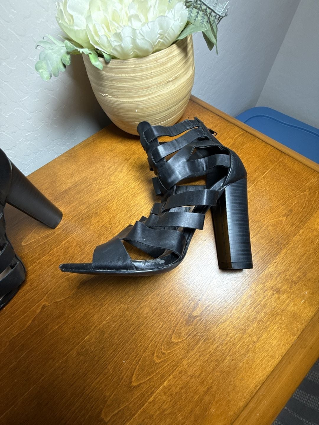 Liliana Black Strappy Block Heel Sandals Size 8 7