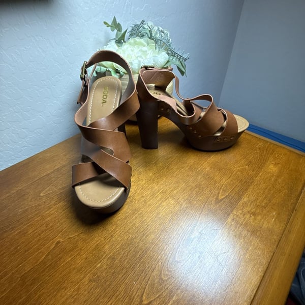 SODA Kallie-H Platform Sandals Size 7.5 Brown Strappy Heels