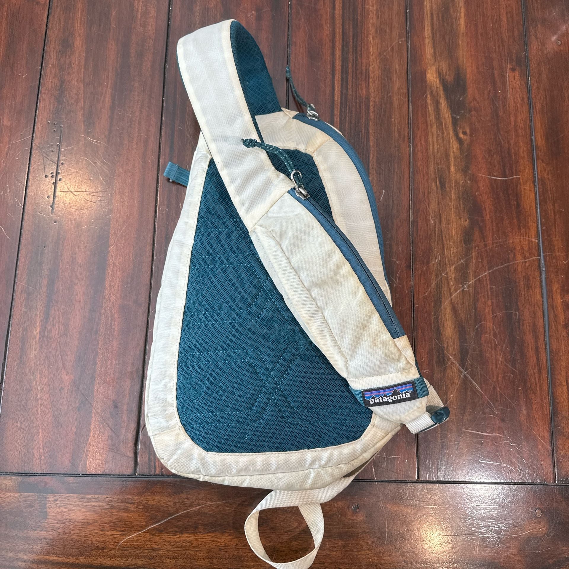 Patagonia Atom Sling 8L Size All White Crossbody Bag 4