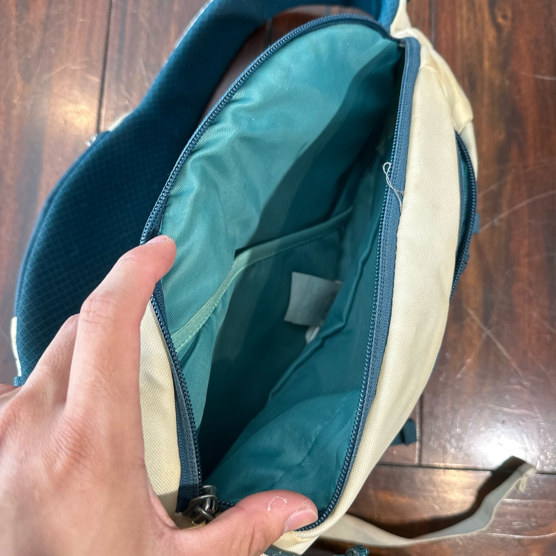 Patagonia Atom Sling 8L Size All White Crossbody Bag 5