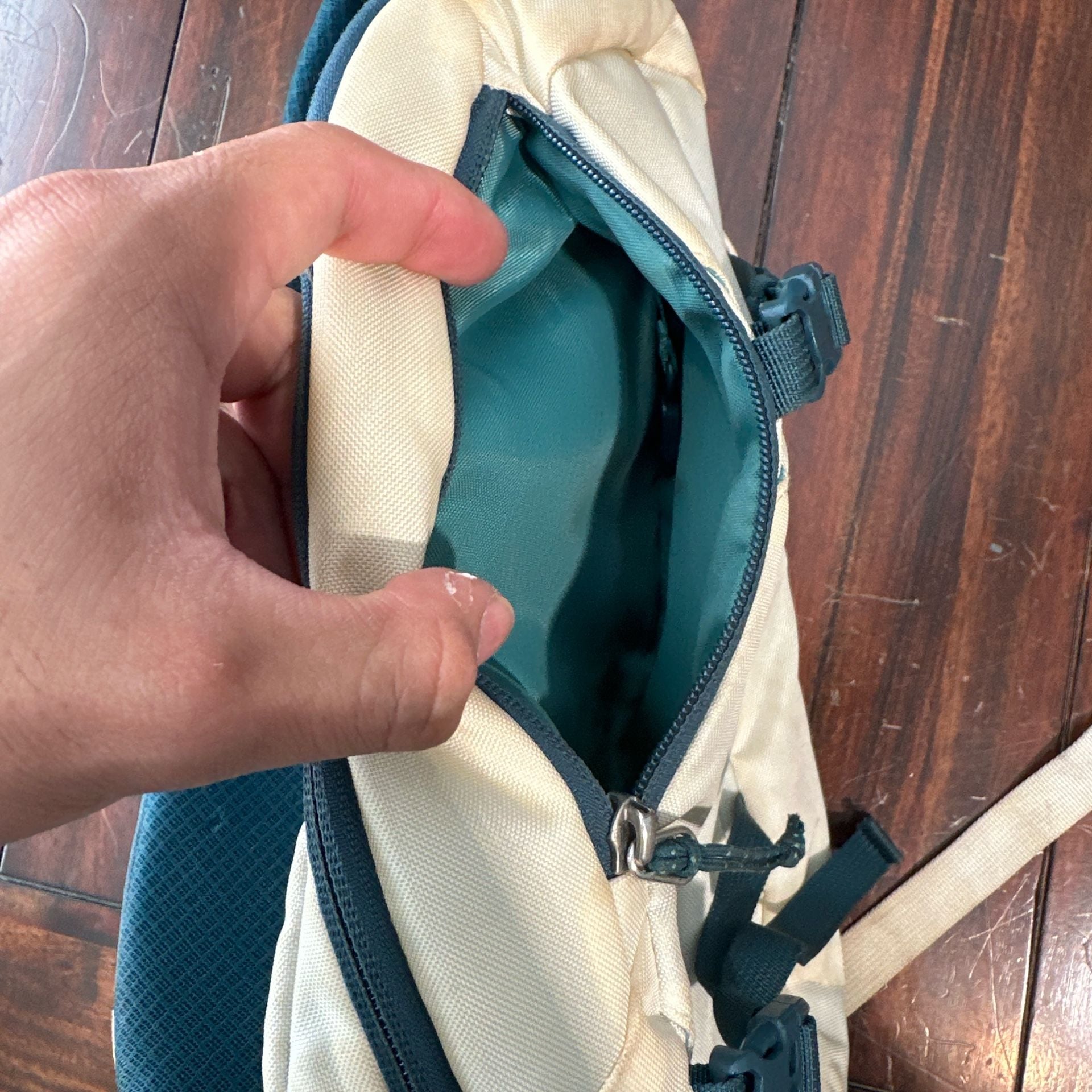 Patagonia Atom Sling 8L Size All White Crossbody Bag 6