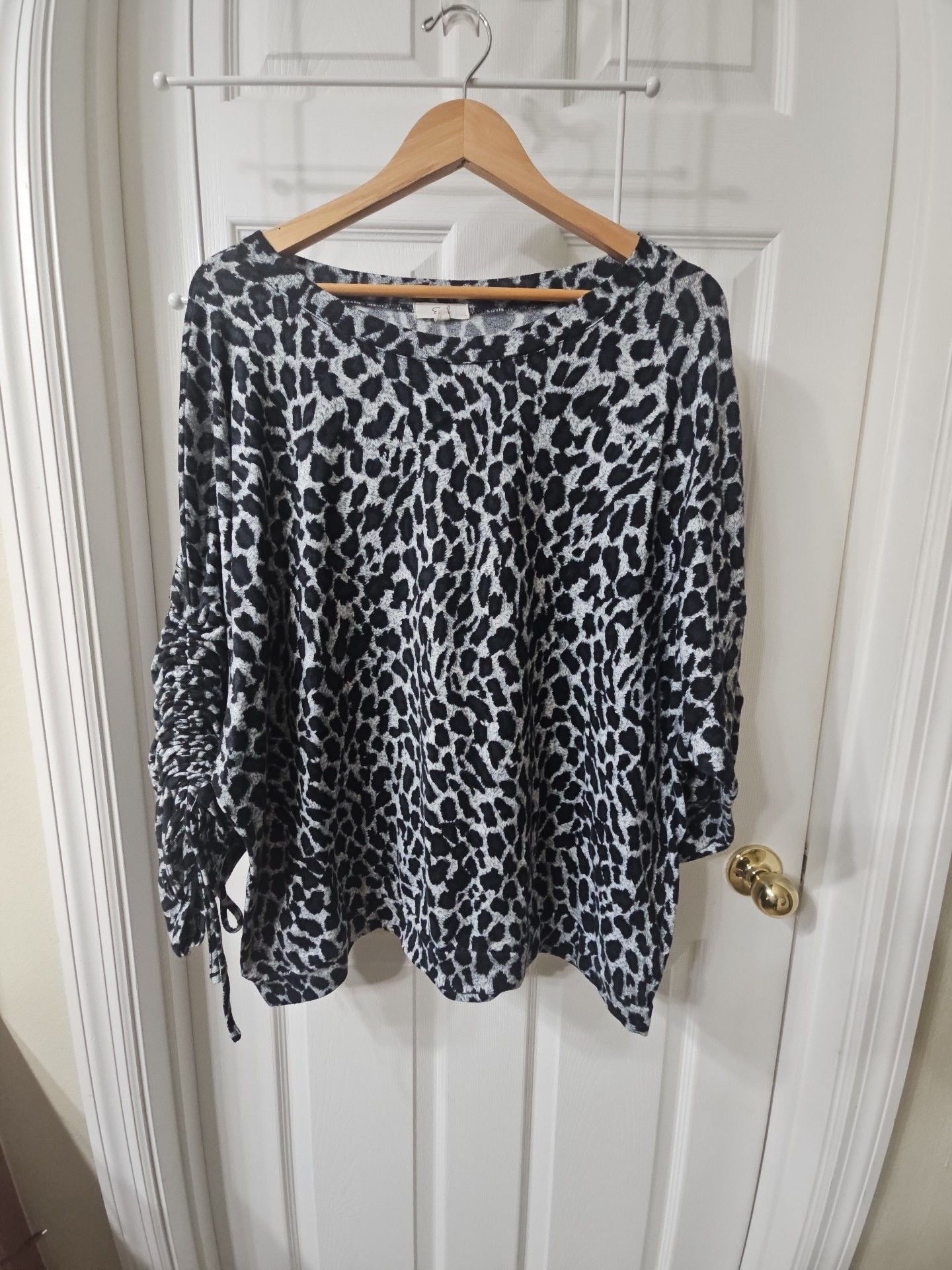 Easel Leopard Print Balloon Sleeve Top Size L Black White 2