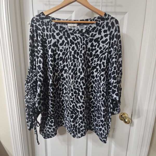 Easel Leopard Print Balloon Sleeve Top Size L Black White