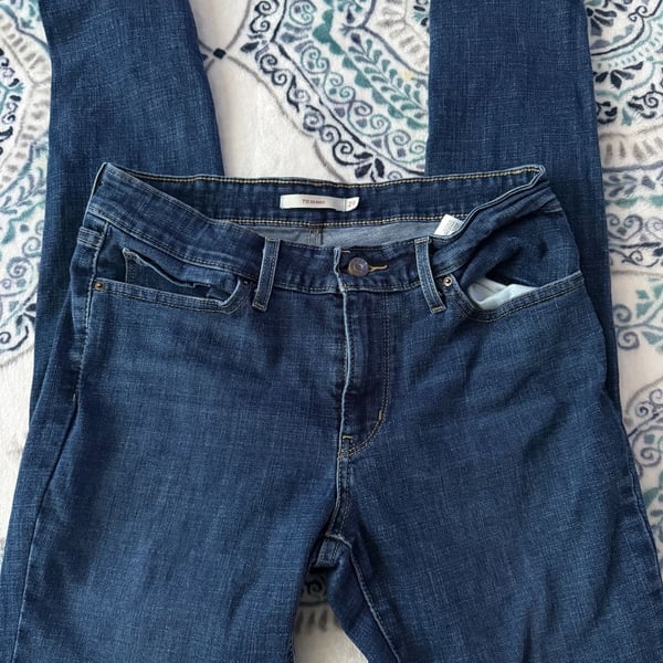 Levi's 711 Skinny Jeans Size 29 Dark Wash Ripped Knee