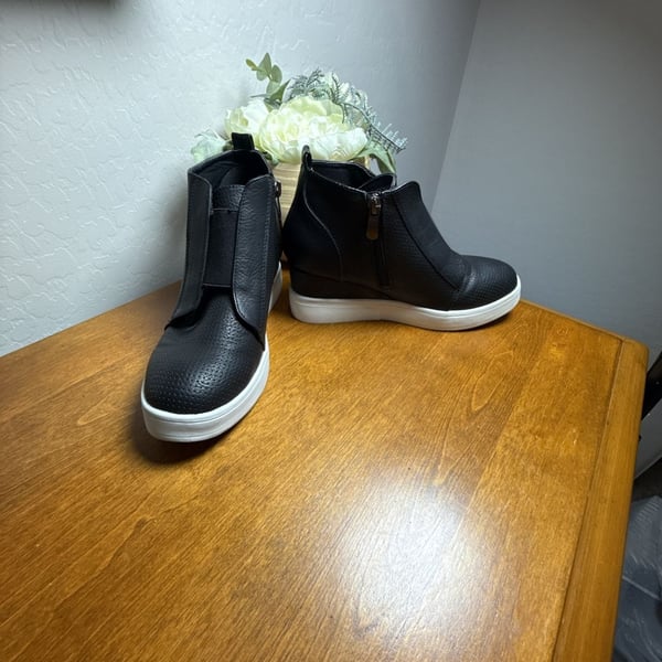 Journee Collection Clara Wedge Sneaker Size 7.5 Black