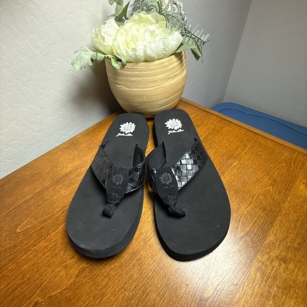 NWOT Yellow Box Flax Platform Flip Flop Sandals Black 7.5