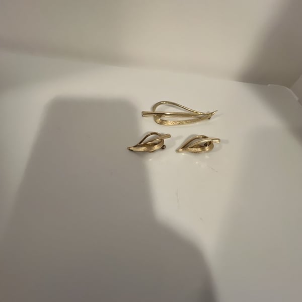 Vintage Sarah Coventry Gold Tone Leaf Brooch and Clip On Earrings Set