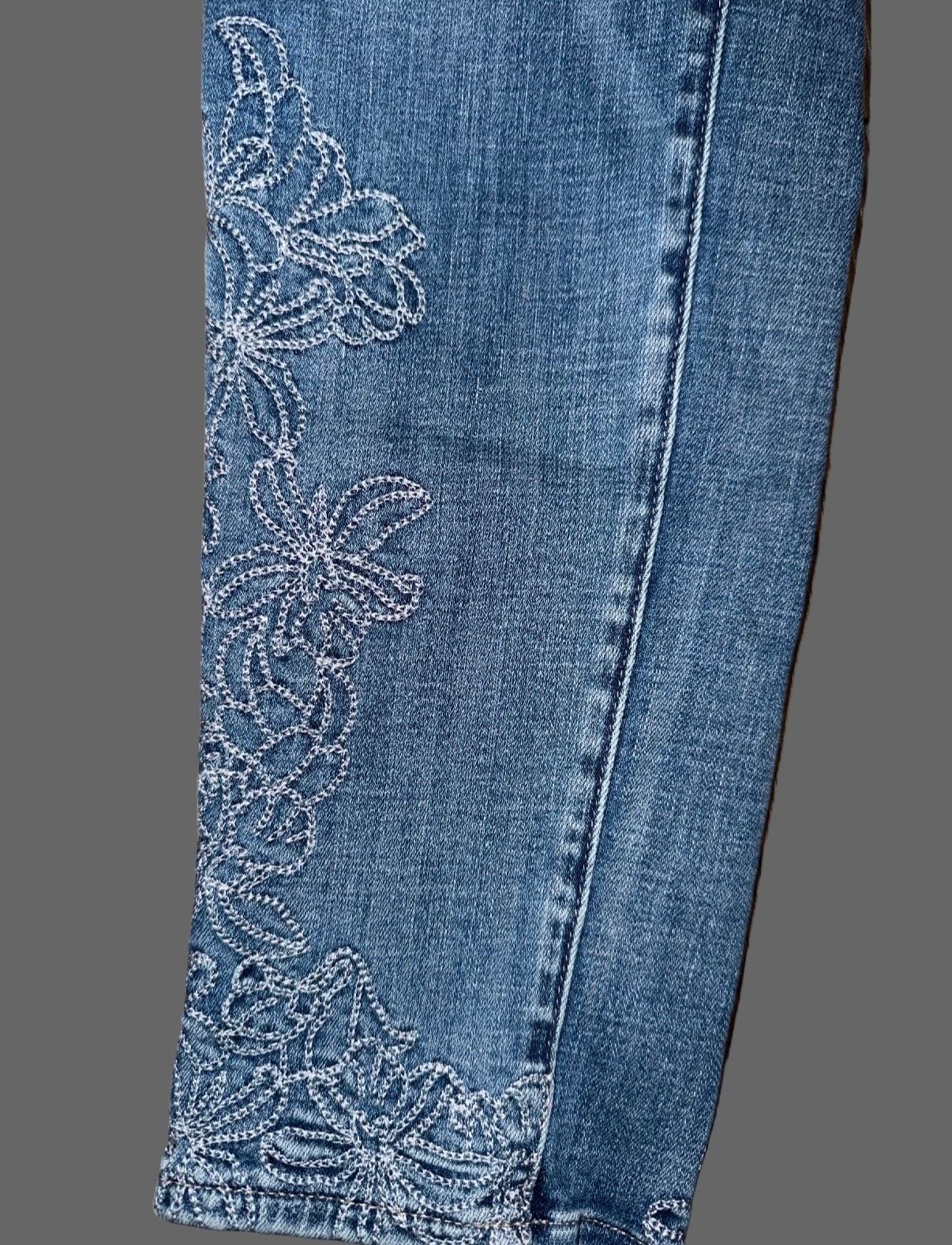 White House Black Market (WHBM) Mid-Rise Lace-Embroidered Crop Skinny Jeans 6