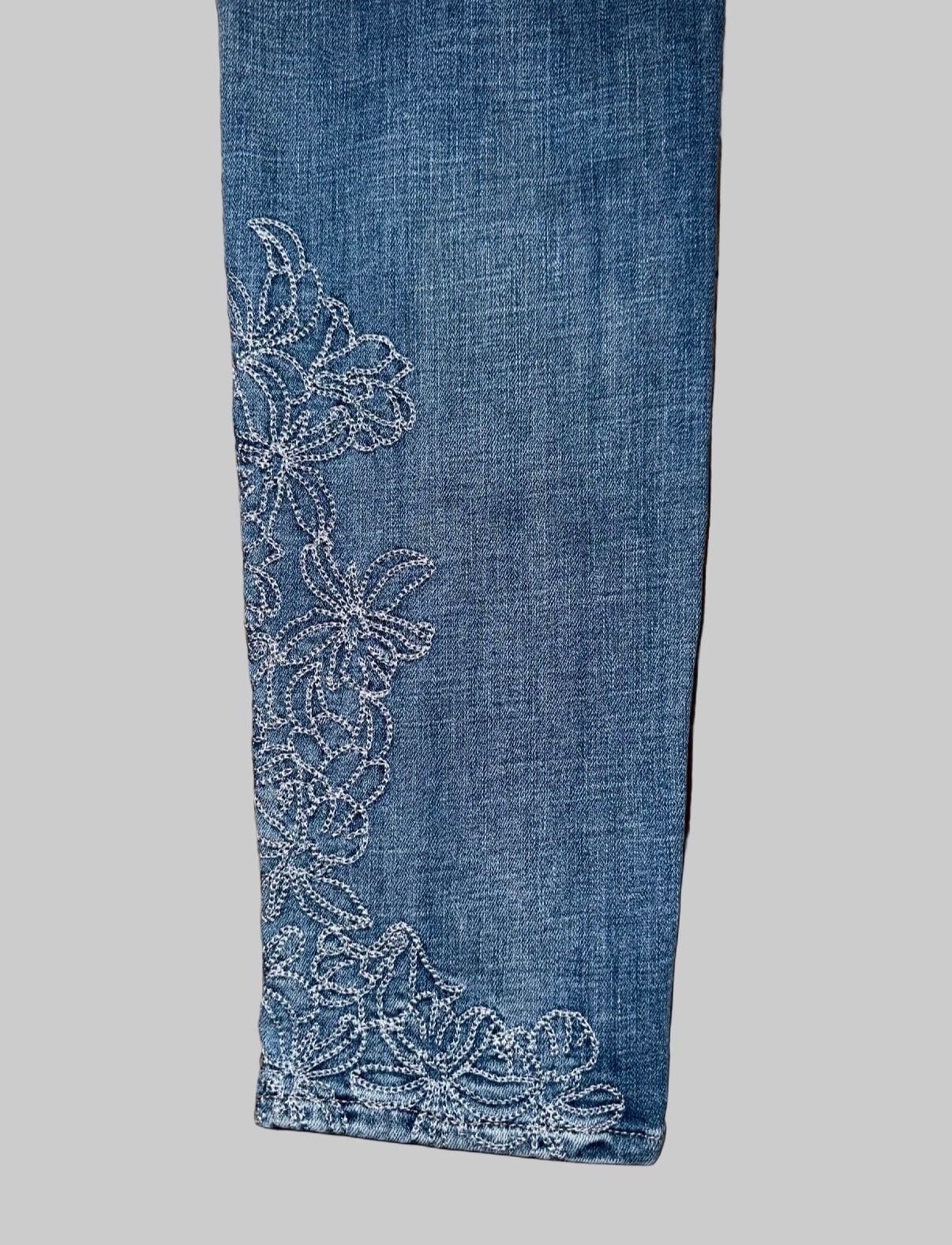 White House Black Market (WHBM) Mid-Rise Lace-Embroidered Crop Skinny Jeans 8