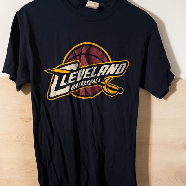 Cleveland Cavaliers T-Shirt Size S Blue Basketball Logo