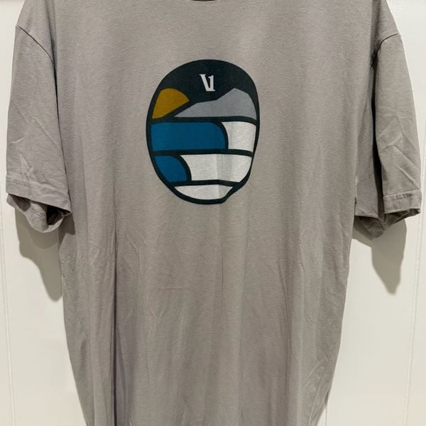 Vuori Graphic T-Shirt Size Large Grey Mountain Landscape