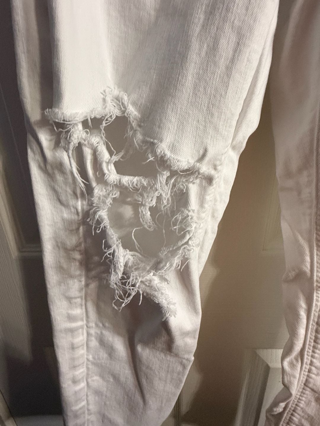 American Eagle Hi Rise Straight Jeans Women’s 6 White Distressed Ripped Stretch 4
