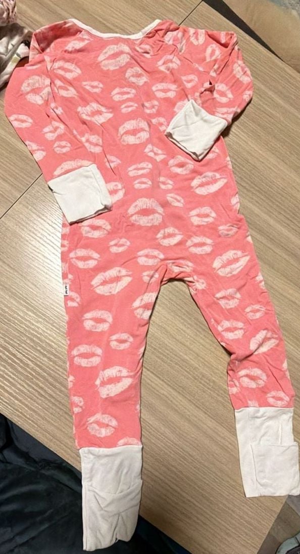 Little Sleepies Kisses Pink Lip Print Zippy Pajama Set 6-12 Months 8