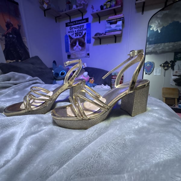 De Blossom Sotty-10 Gold Metallic Block Heels Sandals