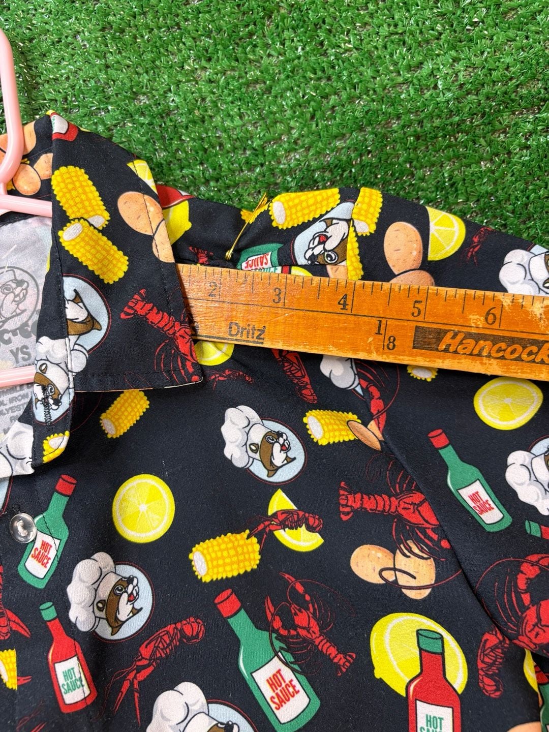 Buc-ee's Crawfish Boil Button-Up Shirt Size YS Black Hot Sauce Seafood 11