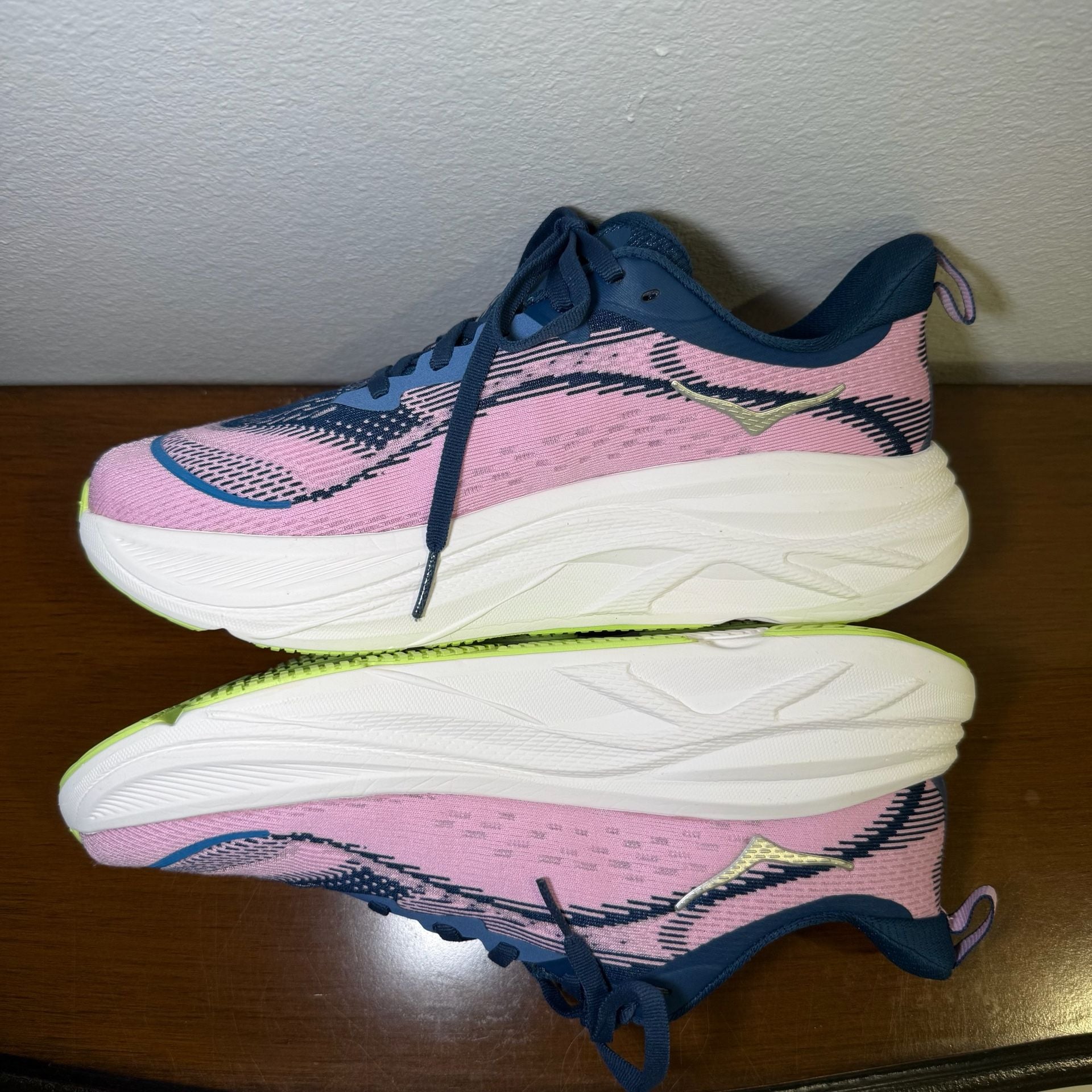 Hoka One One Skyflow Women's Size 8.5B Midnight Pink Twilight Running Shoes 11