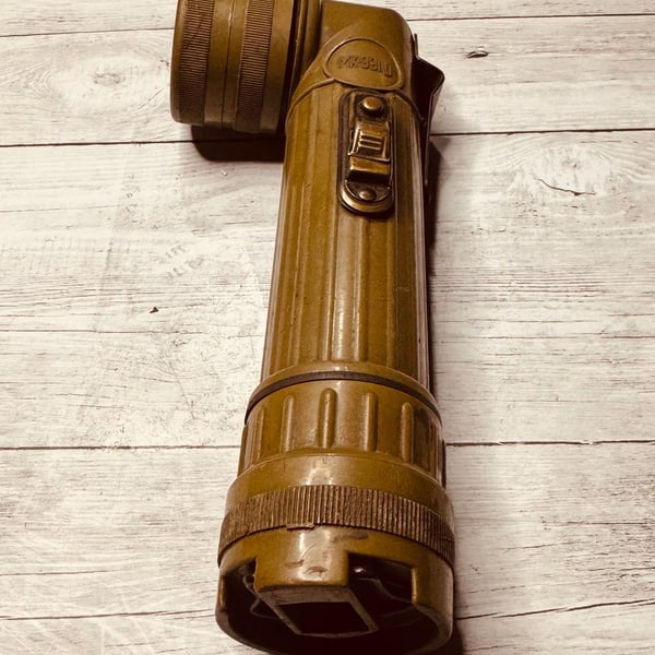 Vintage Fulton MX-991U Military Issue Army Green Angled Flashlight, Works!