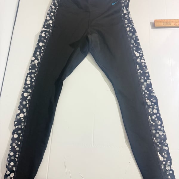 Nike Dri-FIT Leggings Size M Black Daisy Side Panels
