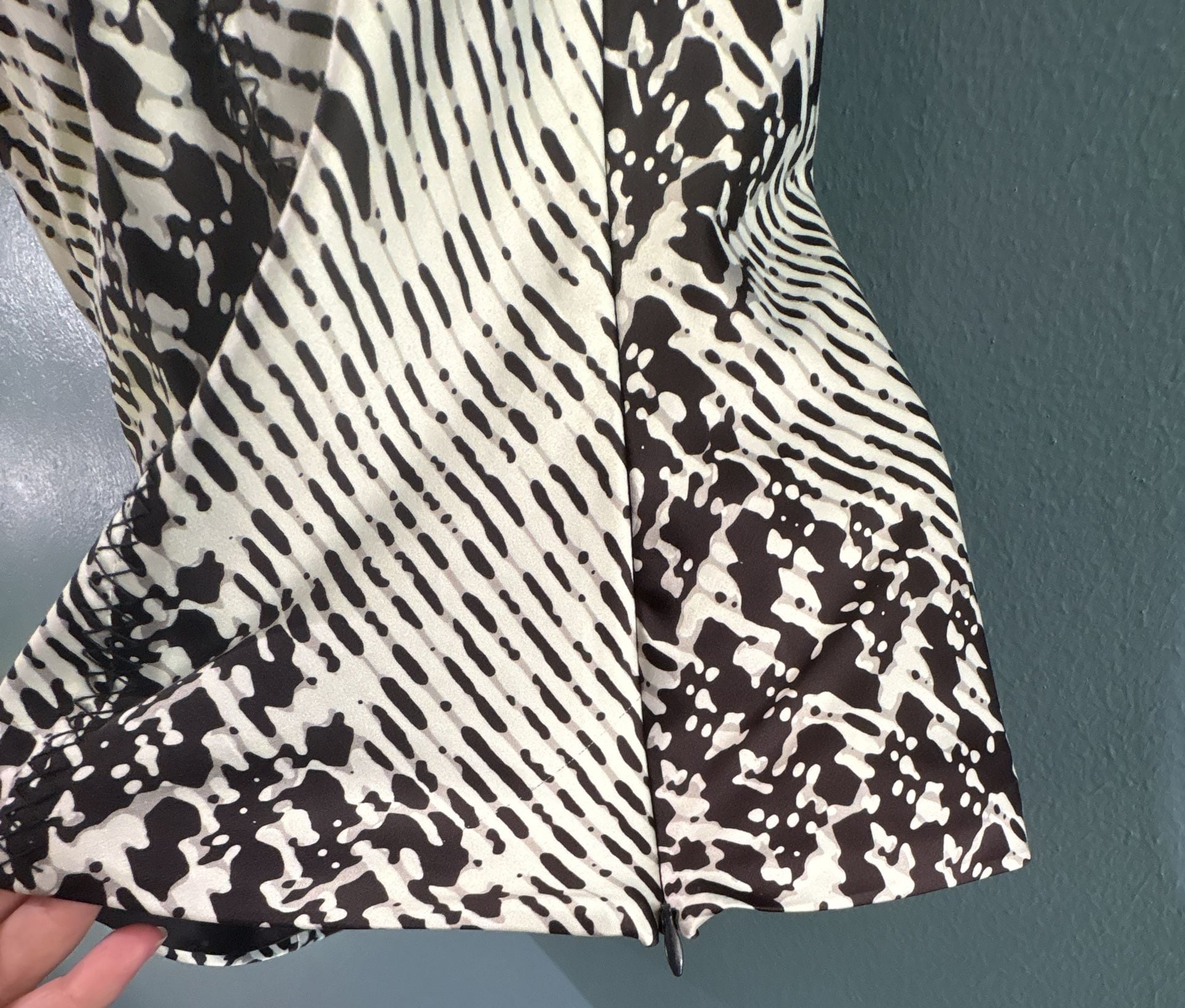 The Limited Snakeskin Print Sleeveless Top Size S Black White Cowl Neck Zip 4